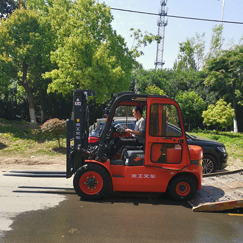 張家港龍工倉(cāng)儲(chǔ)叉車